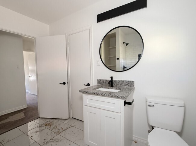 Building Photo - 1512 W Day St