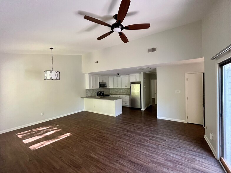 Building Photo - 132 Manhattan Ct