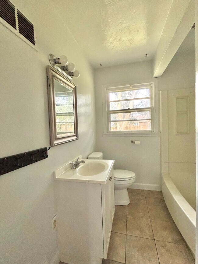 Building Photo - 3 Bed/ 1 Bath - Single Family Home