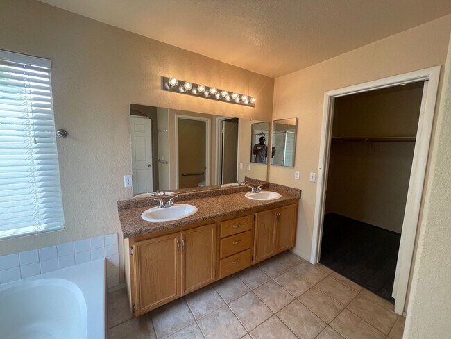 Building Photo - CHARMING 3BD/2BA HOME NEAR ELKHORN