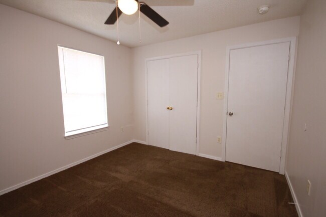 Building Photo - 3 Bedroom Home with Fenced Yard Near Downt...