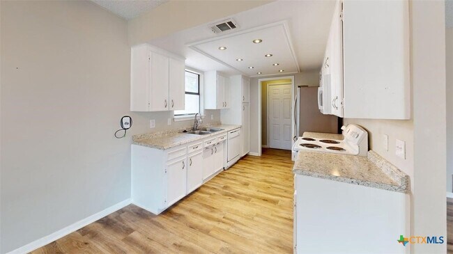 Building Photo - 1813 Sundown Dr