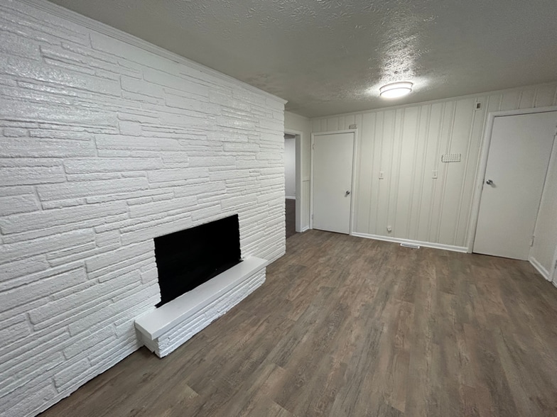 Building Photo - 757 E 104th St
