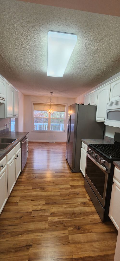 Building Photo - 3 bedroom / 2 bath Perfect location *Available for a 12 month lease* Unfurnished