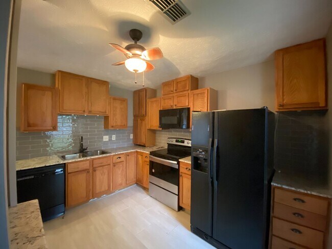 Building Photo - 1607 Salisbury Pl