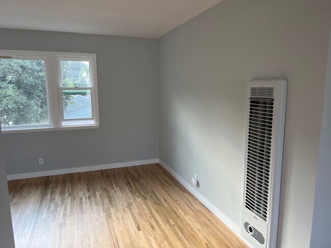 Building Photo - Sheldon St.