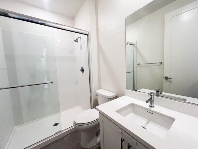 Building Photo - Newer Spacious 5 Bedroom Home Located in C...