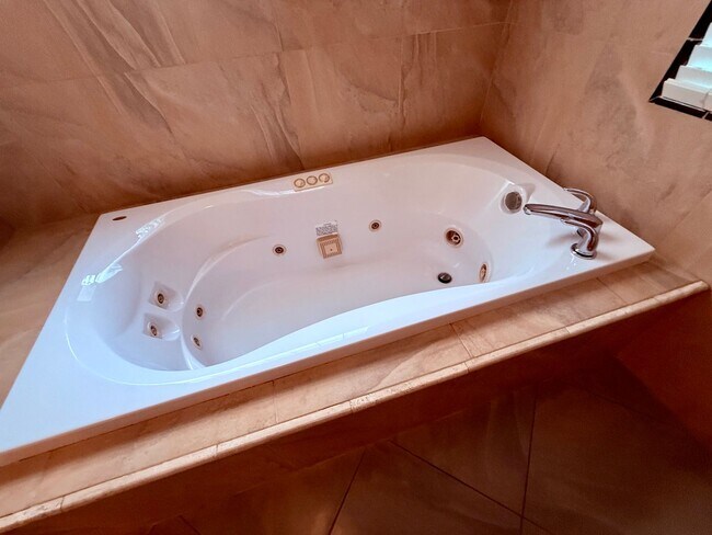 Building Photo - 9 Rooms  6 Bedroom 4 baths Granite Kitchen Executive Home For $5990