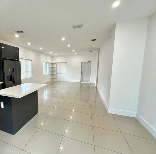 Building Photo - 14890 NE 10th Ave