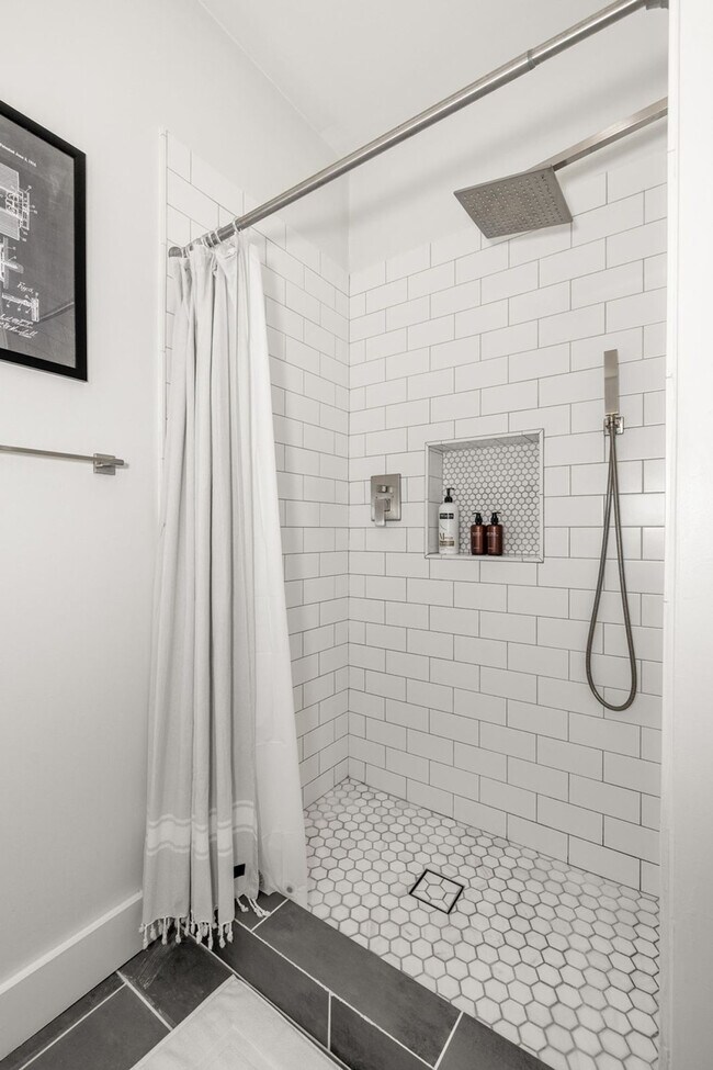 Building Photo - 1408 Pleasant St