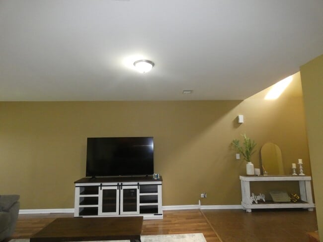 Building Photo - 653 N Edgemere Dr