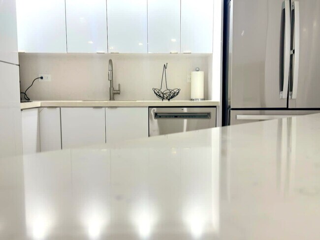 Building Photo - 999 Brickell Bay Dr