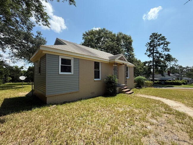 Building Photo - Cozy 2BR Cottage w/Deck & Fenced Yard