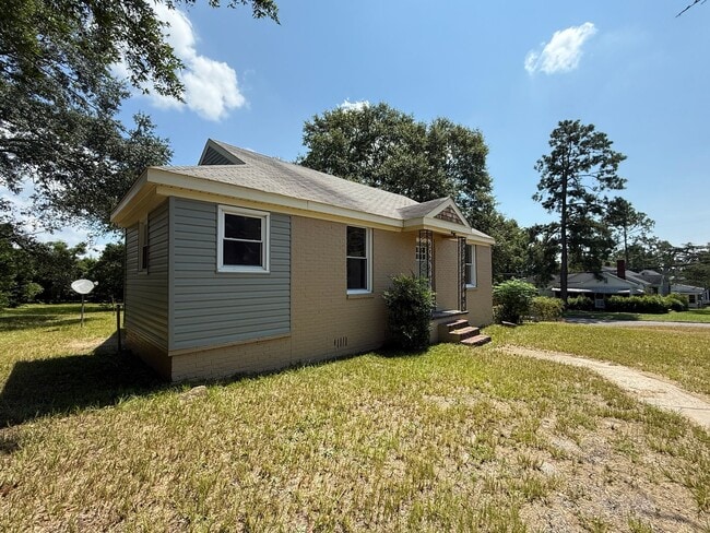 Building Photo - Newly Renovated 2 Bed/1 Bath Cottage