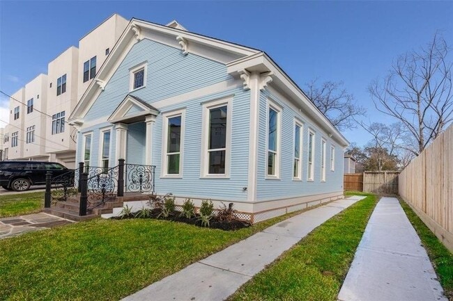 Building Photo - 1616 Alamo St