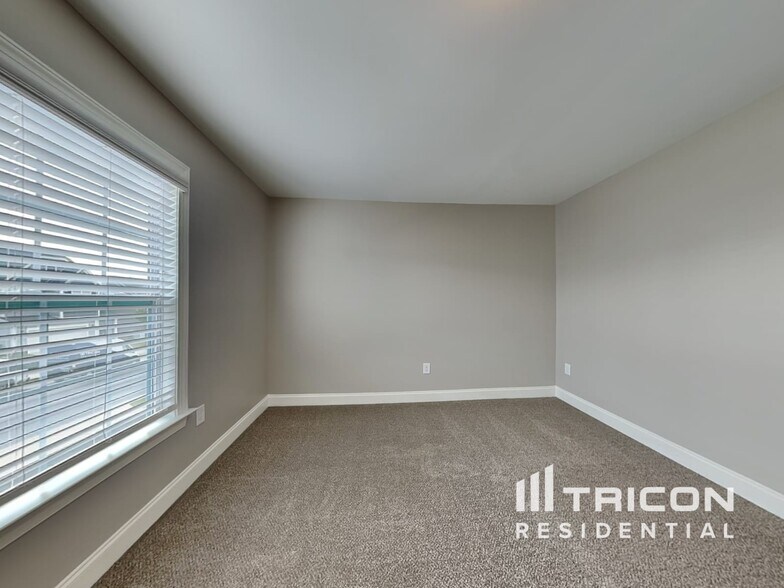 Building Photo - 117 W Falcon Ct