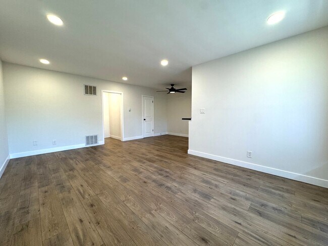 Building Photo - Spacious 1 Bedroom in West Hollywood!