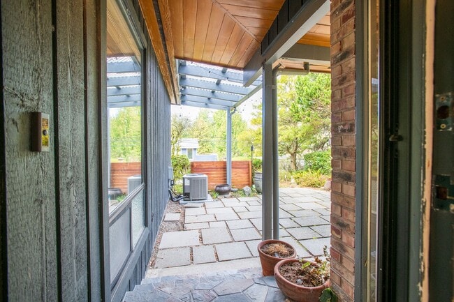 Building Photo - Magnolia 4 bedroom, 3 bathroom