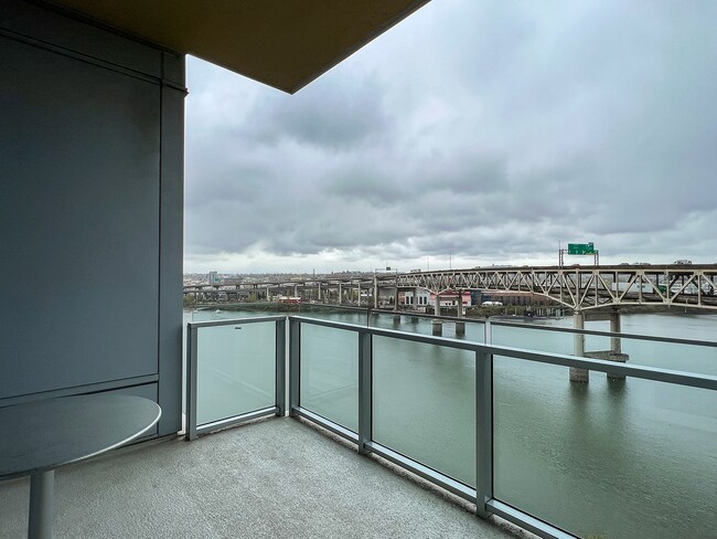 Building Photo - Beautiful 1 Bed 1 Bath Waterfront Condo w/...