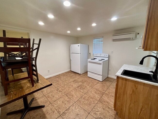 Building Photo - 1643 S State St