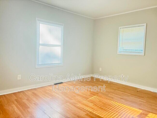 Building Photo - 1106 W Davidson Ave
