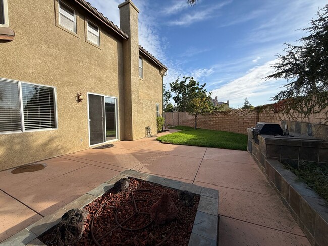 Building Photo - Beautiful Large Two Story Home is Centrall...