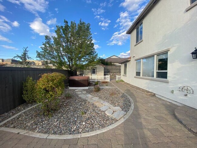 Building Photo - Top of the Hill - Gorgeous 5 Bedroom 3 Bat...