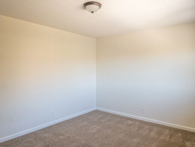 Building Photo - 2BD 1BA Recently Renovated Unit! Parking! PROGRESSIVE