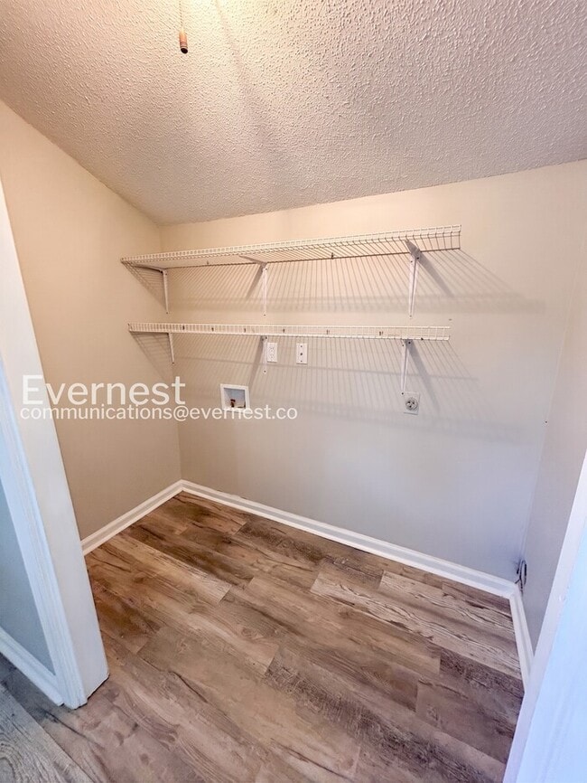Building Photo - 3 Bed, 1.5 Bath Home with Fenced Yard / Pet-Friendly / Available Now!