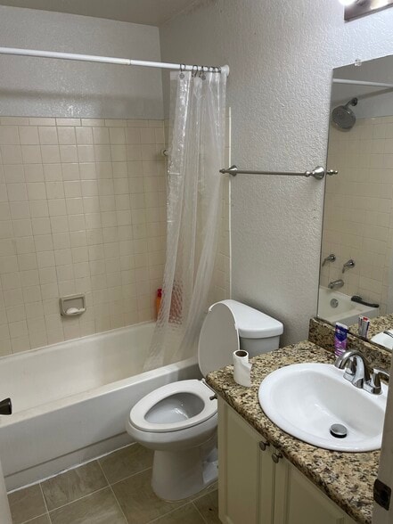 Building Photo - 2550 N Alafaya Trl