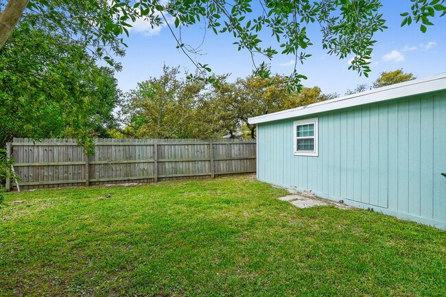 Building Photo - 822 N Ann St