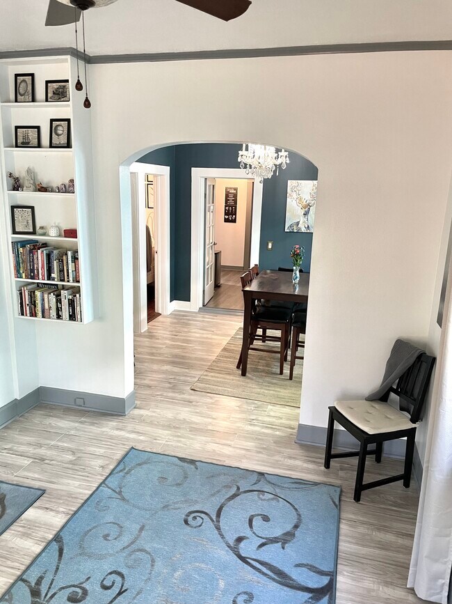 Building Photo - 313 NE Stanton St