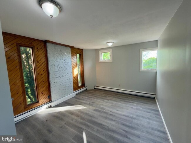 Building Photo - 422 W 6th Ave