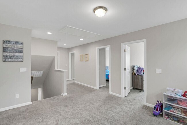 Building Photo - Spacious 5-Bedroom, 3-Bath Home with Modern Features in Elgin!