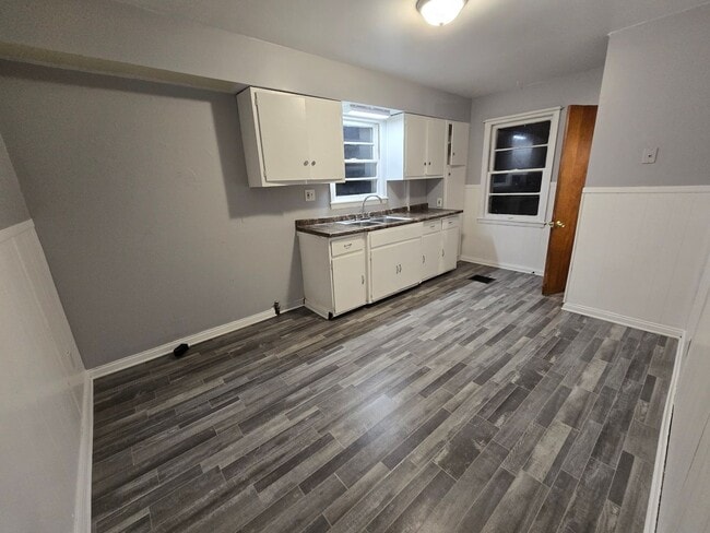 Building Photo - Renovated & Move-In Ready 2BR/1BA Home