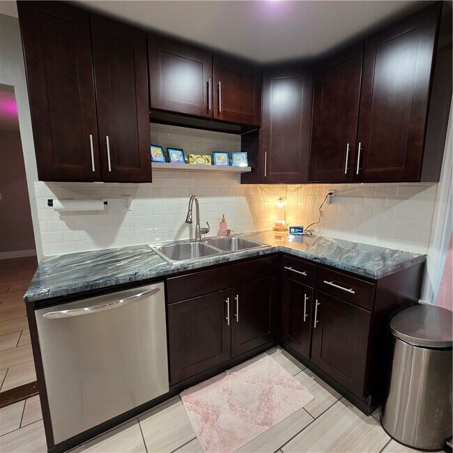 Building Photo - 149 Adam St