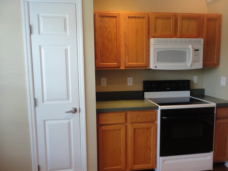 Building Photo - 3358 Village Dr