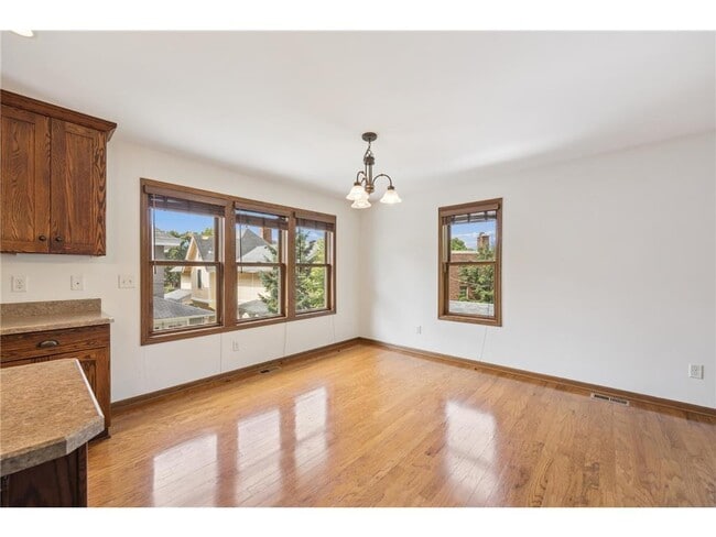 Building Photo - 551 Grand Hill