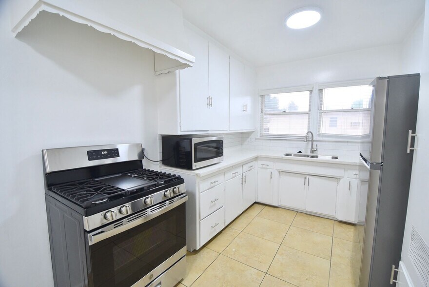 Building Photo - 5220 Radford Ave