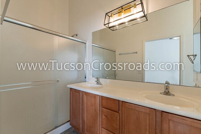 Building Photo - 4 Bedroom / 2 Bathroom Home