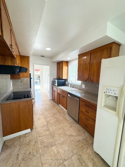 Building Photo - 1324 E Madison Ave