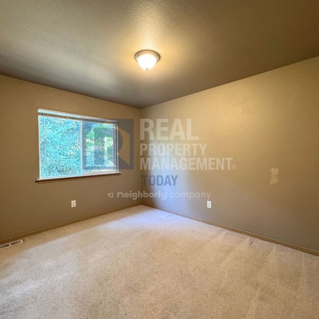 Building Photo - 4 Bedroom Home With A Huge Yard!