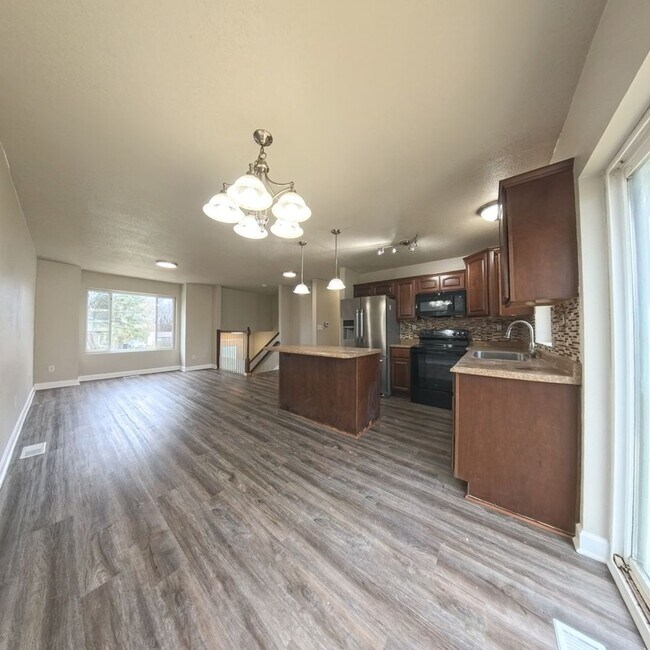 Building Photo - Charming 3 bedroom 2 bathroom home