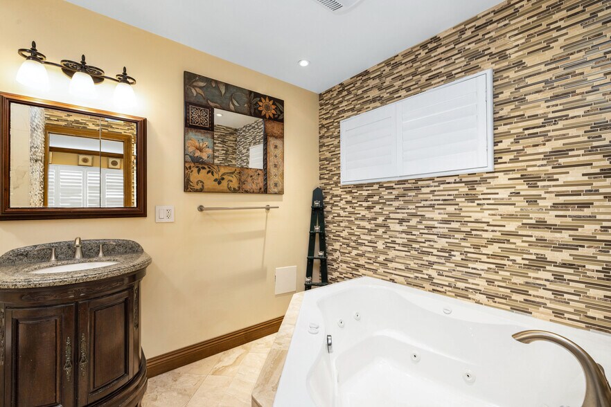 Building Photo - 401 Holmwood Dr