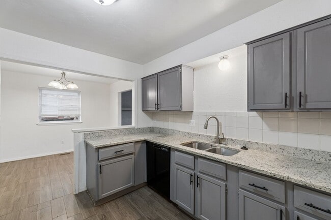 Building Photo - 3 bedroom 2.5 bath - NW Highway and Rockwell