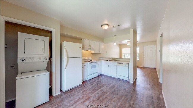 Building Photo - 303 Manuel Dr