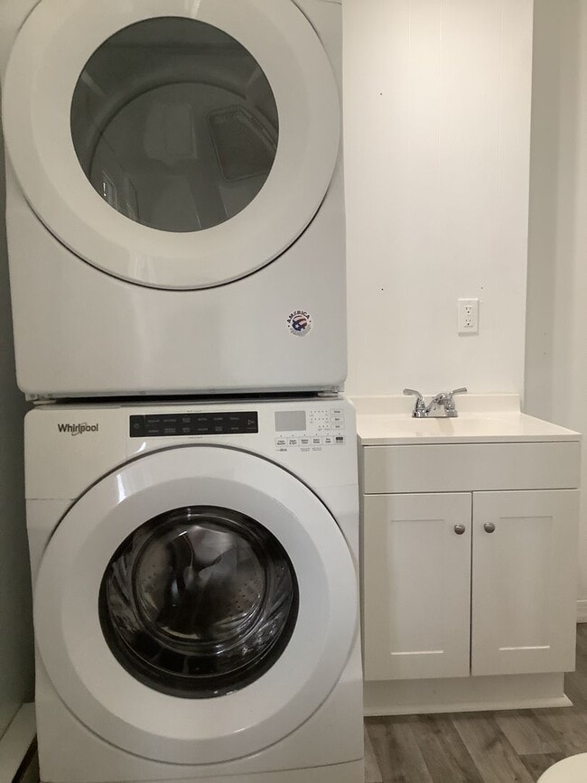 Building Photo - Newly Renovated - 3 Bed/2 Bath Townhouse - Available 06/04/2026