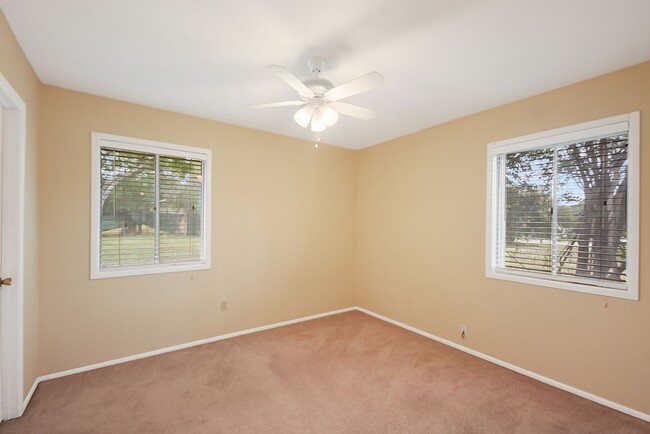 Building Photo - Charming 2-Bed Retreat Near Landa Park & t...