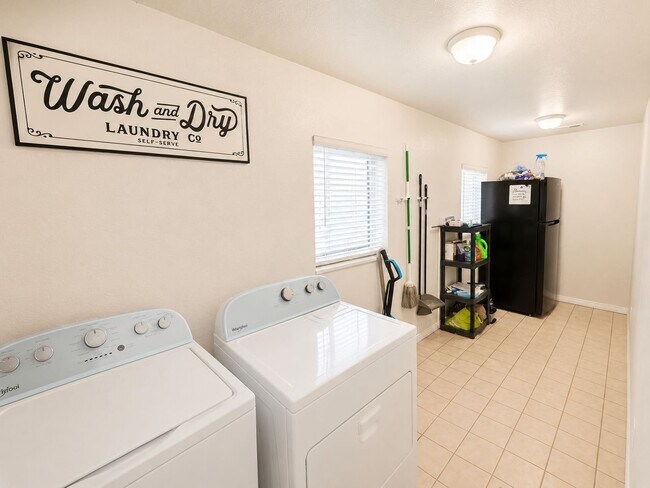 Building Photo - 546 E Delno Dr