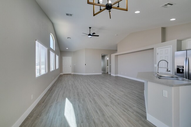 Building Photo - REMODELED 5 BEDROOM HOME IN NORTH LAS VEGAS